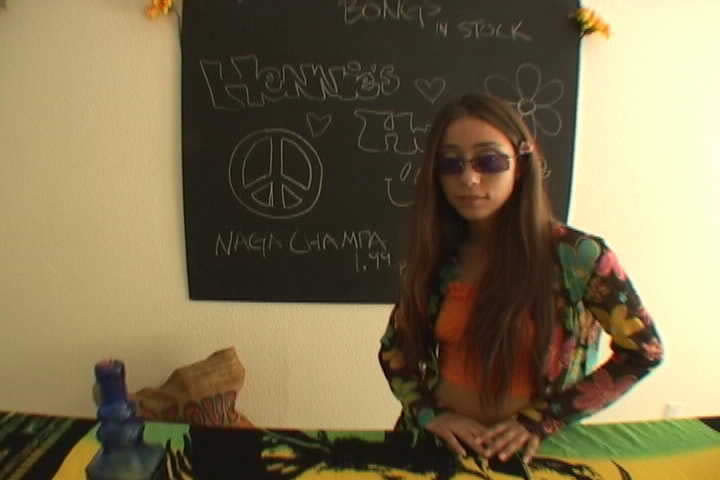 Hippie teen hennessie saugt Hahn für Frieden und Liebe
 #77994759