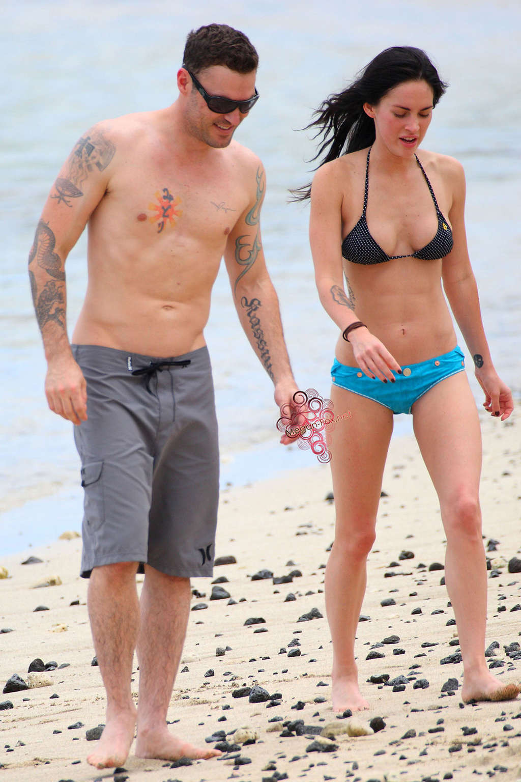 Megan fox très sexy en bikini sur une plage photographiée par des paparazzi.
 #75347090