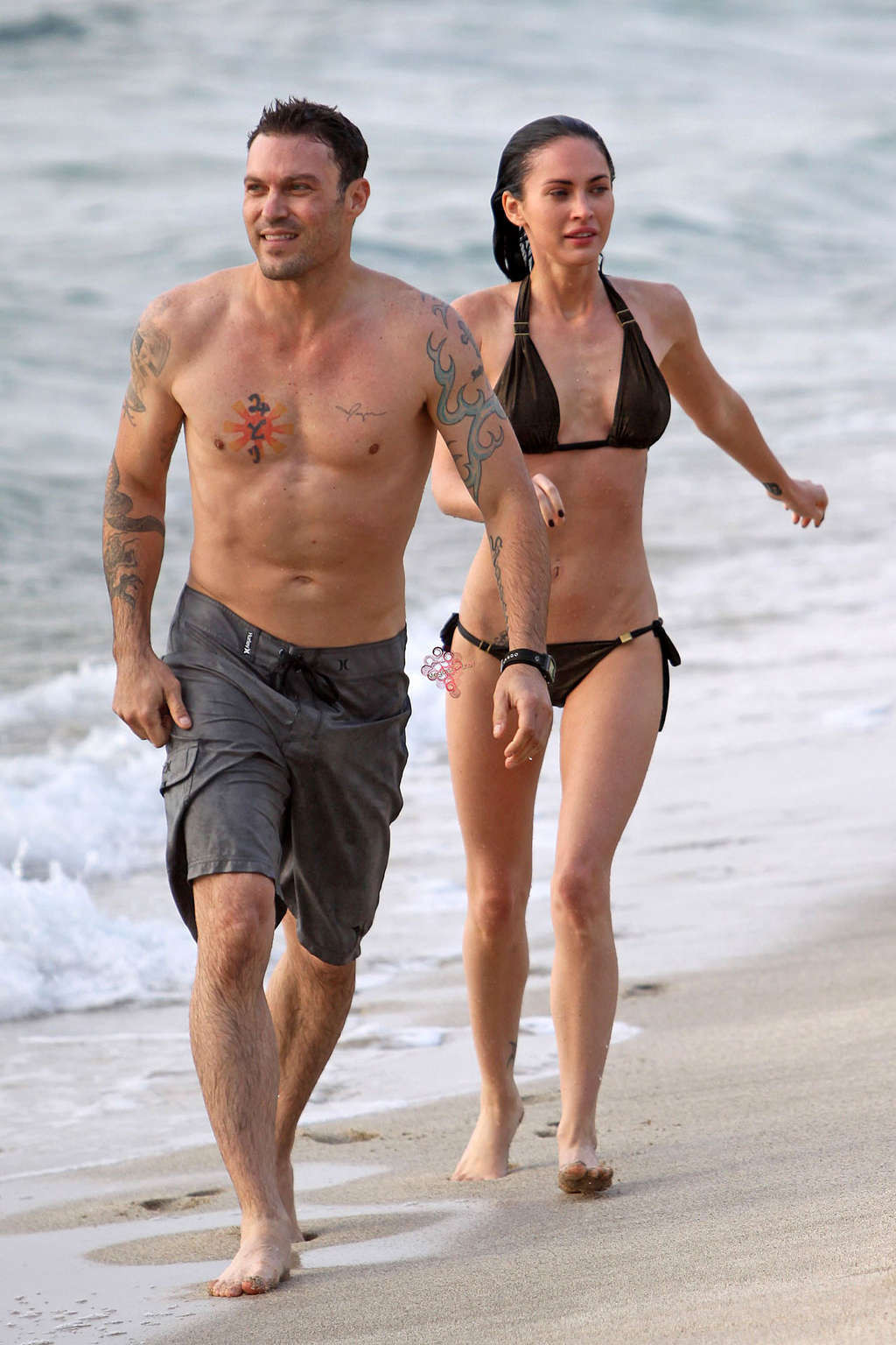 Megan fox très sexy en bikini sur une plage photographiée par des paparazzi.
 #75347221