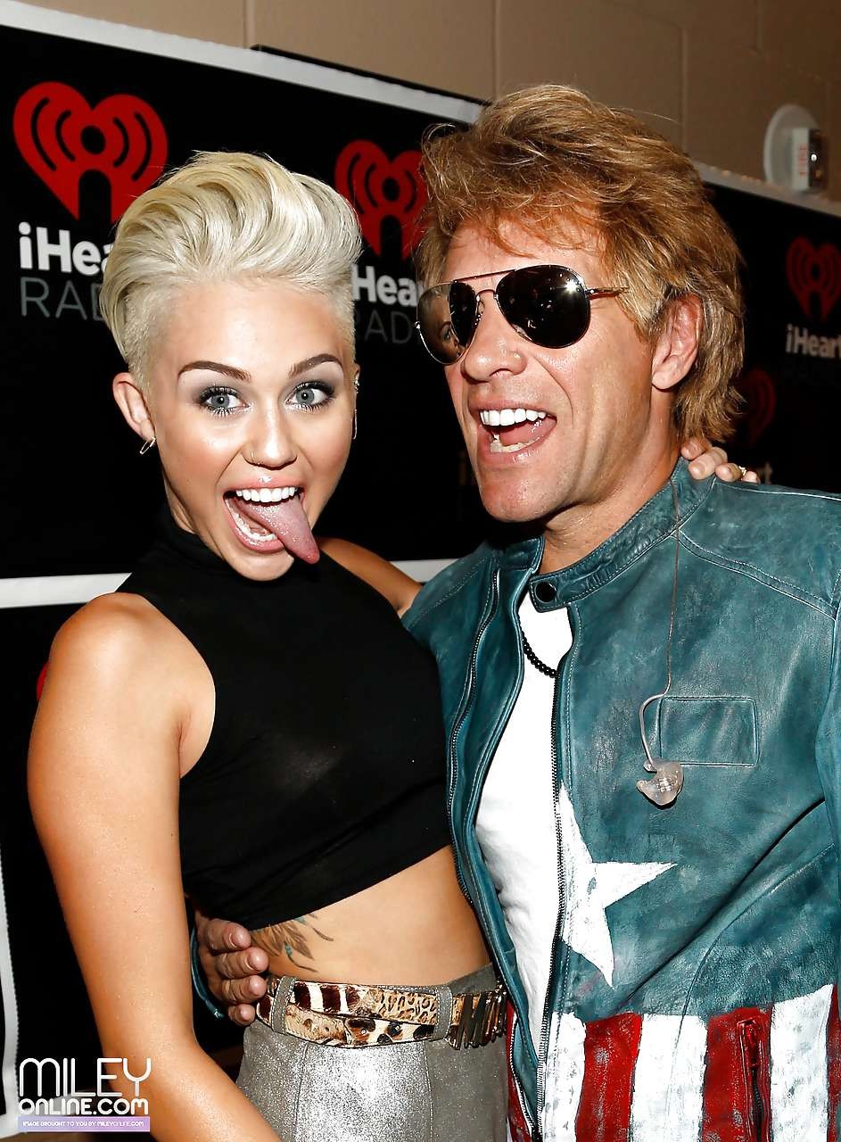 Miley cyrus exponiendo su cuerpo sexy y sus pezones duros en see thru
 #75252010