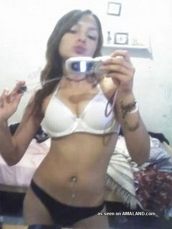 Joven latina traviesa camwhoring en su ropa interior
 #77955701