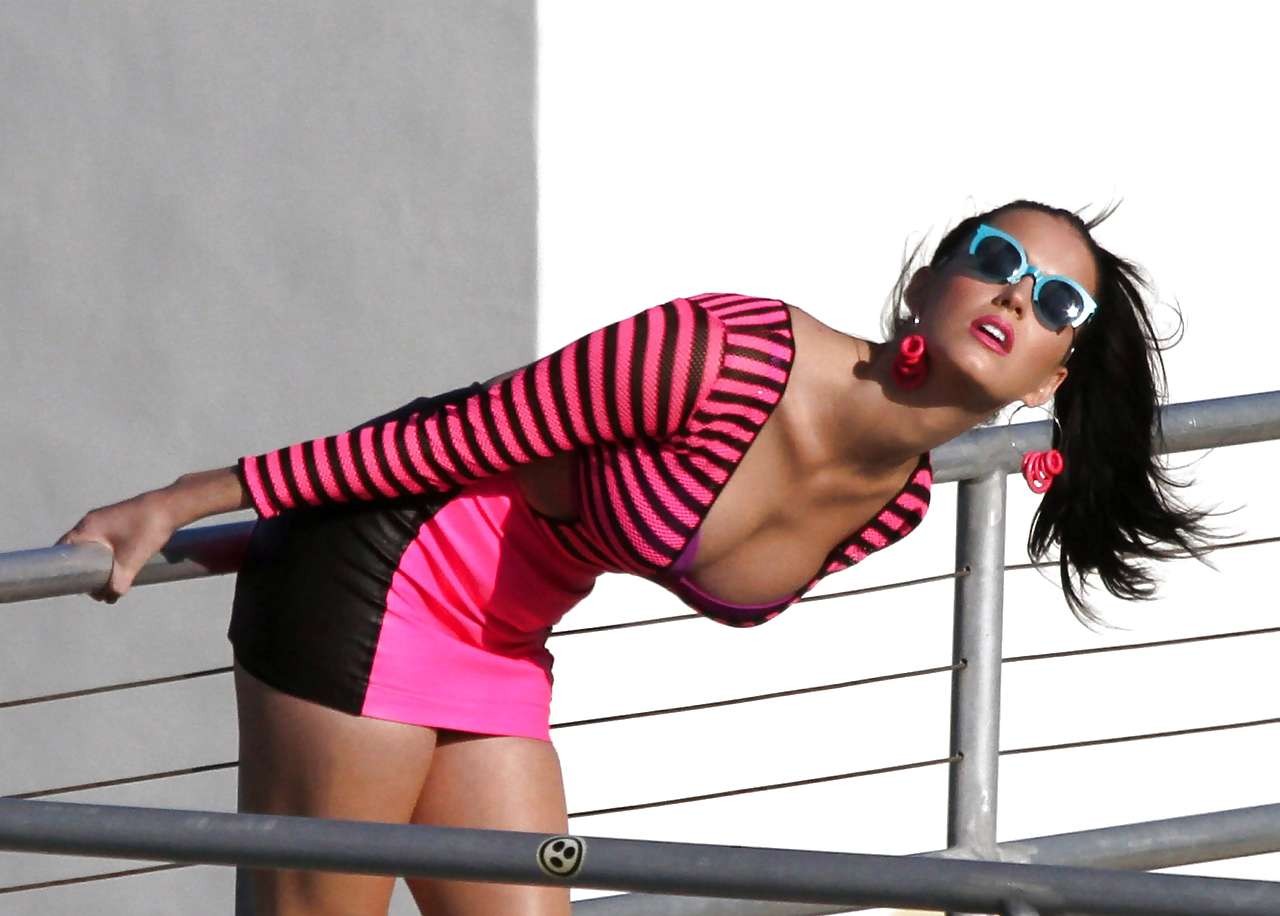 Katy perry downblouse e upskirt in mini gonna foto paparazzi
 #75301630