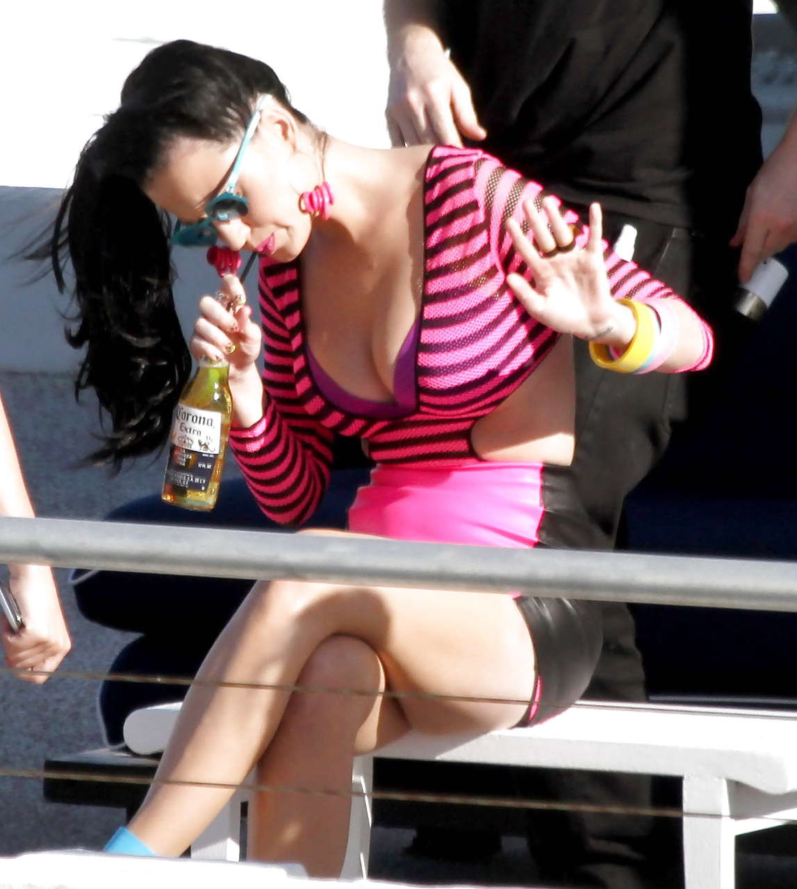 Katy perry con blusa abajo y falda arriba en minifalda fotos de paparazzi
 #75301649