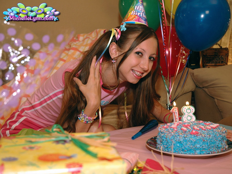 La joven amateur michelle lynn en su fiesta de cumpleaños
 #78679810