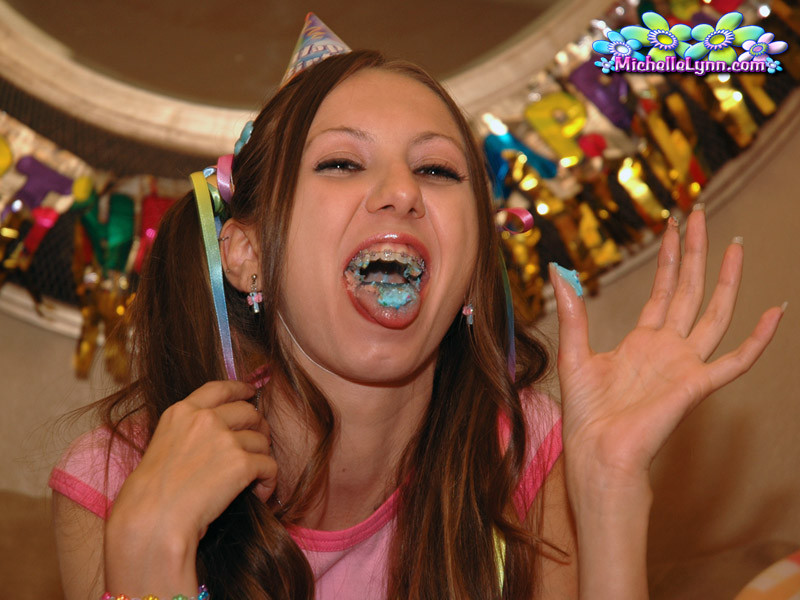 La joven amateur michelle lynn en su fiesta de cumpleaños
 #78679838