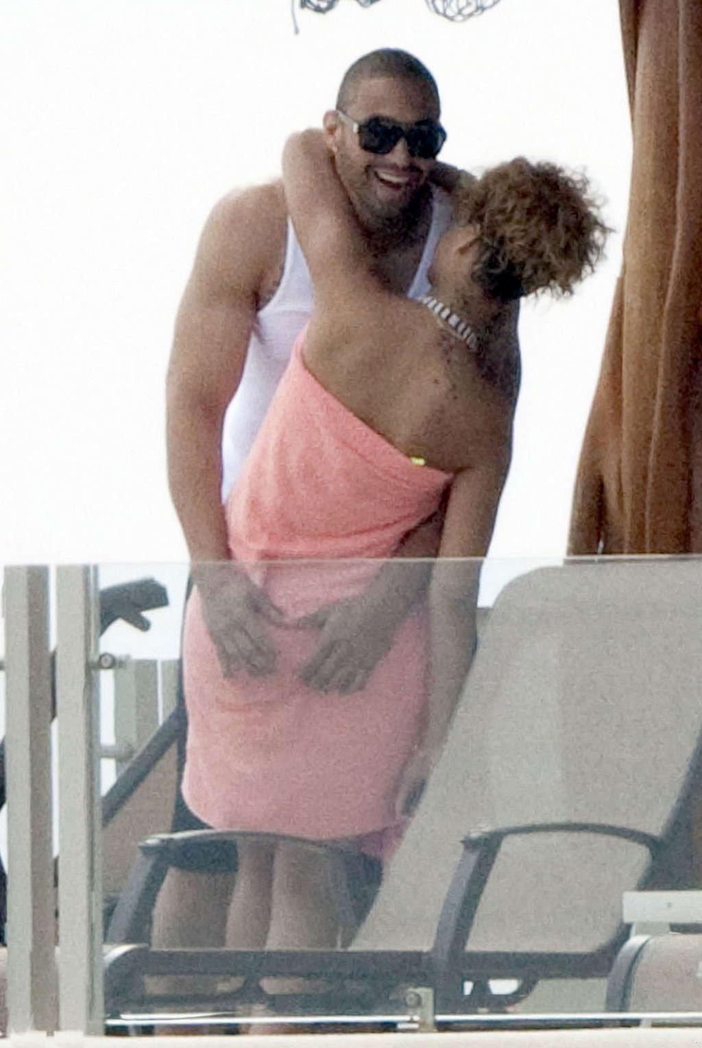 Rihanna che guarda caldo nel vestito sexy sulla fase e che fa fuori con il tipo
 #75365341