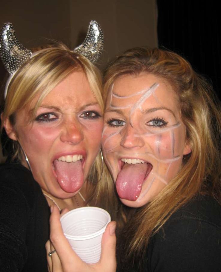 Betrunkene nackte College-Mädchen, die auf einer Party ihre frechen Titten zeigen
 #76398121