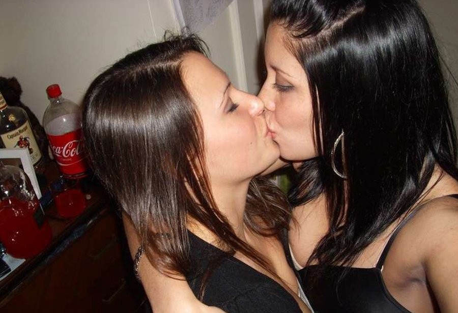 Betrunkene nackte College-Mädchen, die auf einer Party ihre frechen Titten zeigen
 #76398131