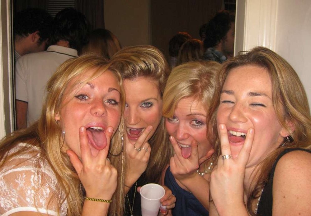 Betrunkene nackte College-Mädchen, die auf einer Party ihre frechen Titten zeigen
 #76398150