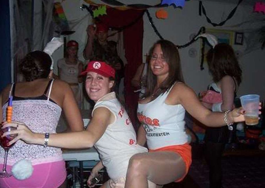 Betrunkene nackte College-Mädchen, die auf einer Party ihre frechen Titten zeigen
 #76398175