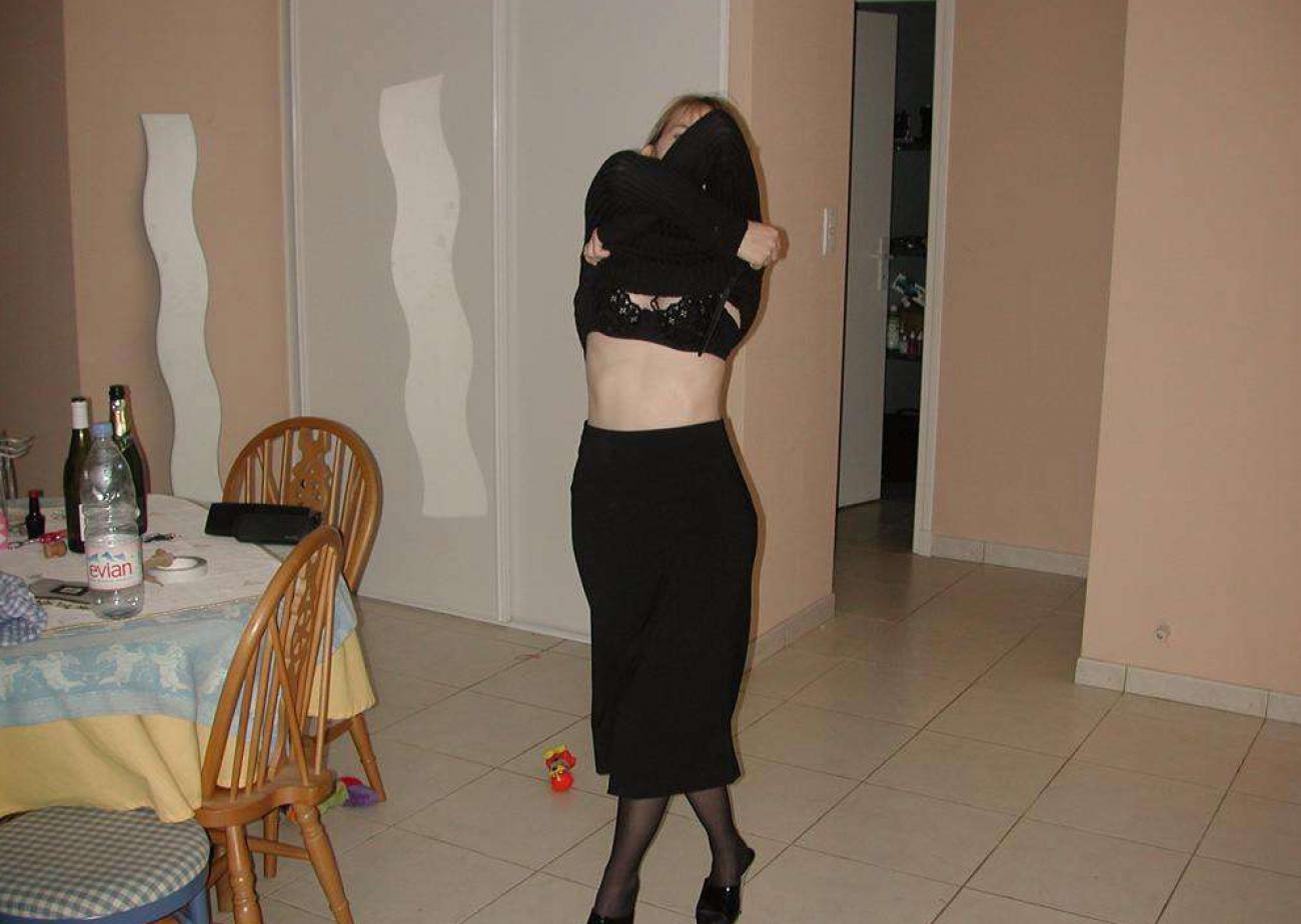 Photos d'une femme en lingerie qui s'est mise à poil
 #77135152