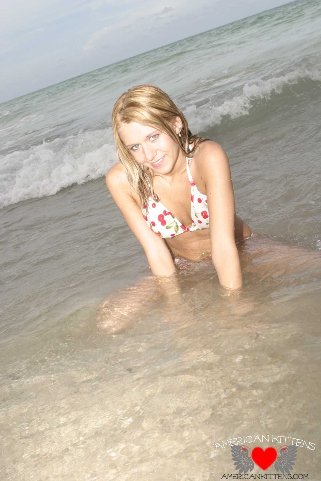 Ashlee en la playa nuevo bikini
 #77172589