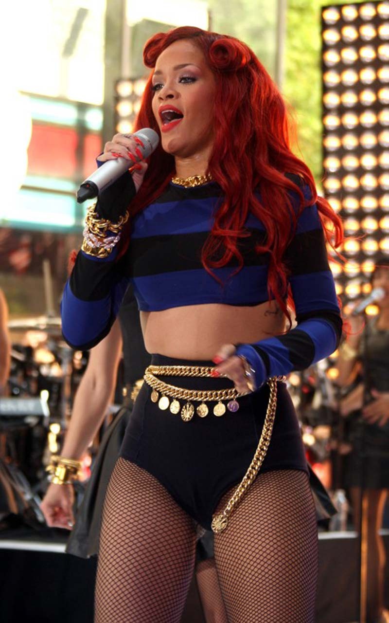 Rihanna molto leggy in pantaloncini e calze a rete sul palco foto paparazzi
 #75302796