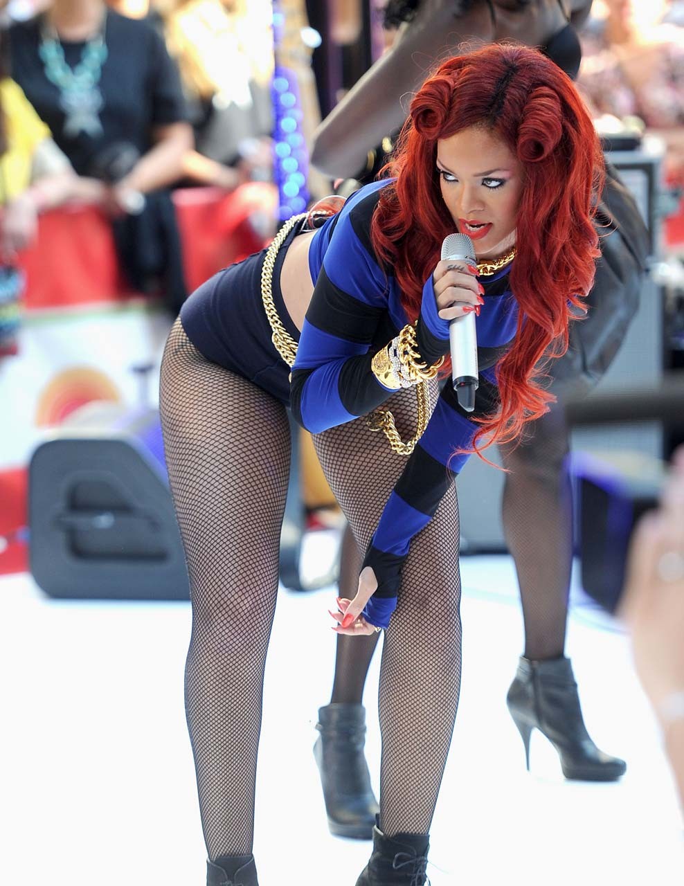 Rihanna muy leggy en shorts y medias de red en el escenario paparazzi fotos
 #75302892