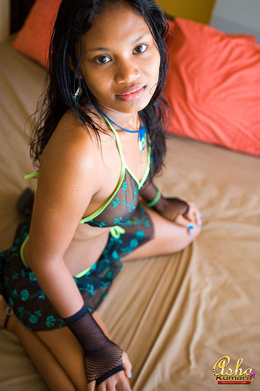 Jeune indienne sexy montrant ses seins volumineux et son joli cul.
 #77769407