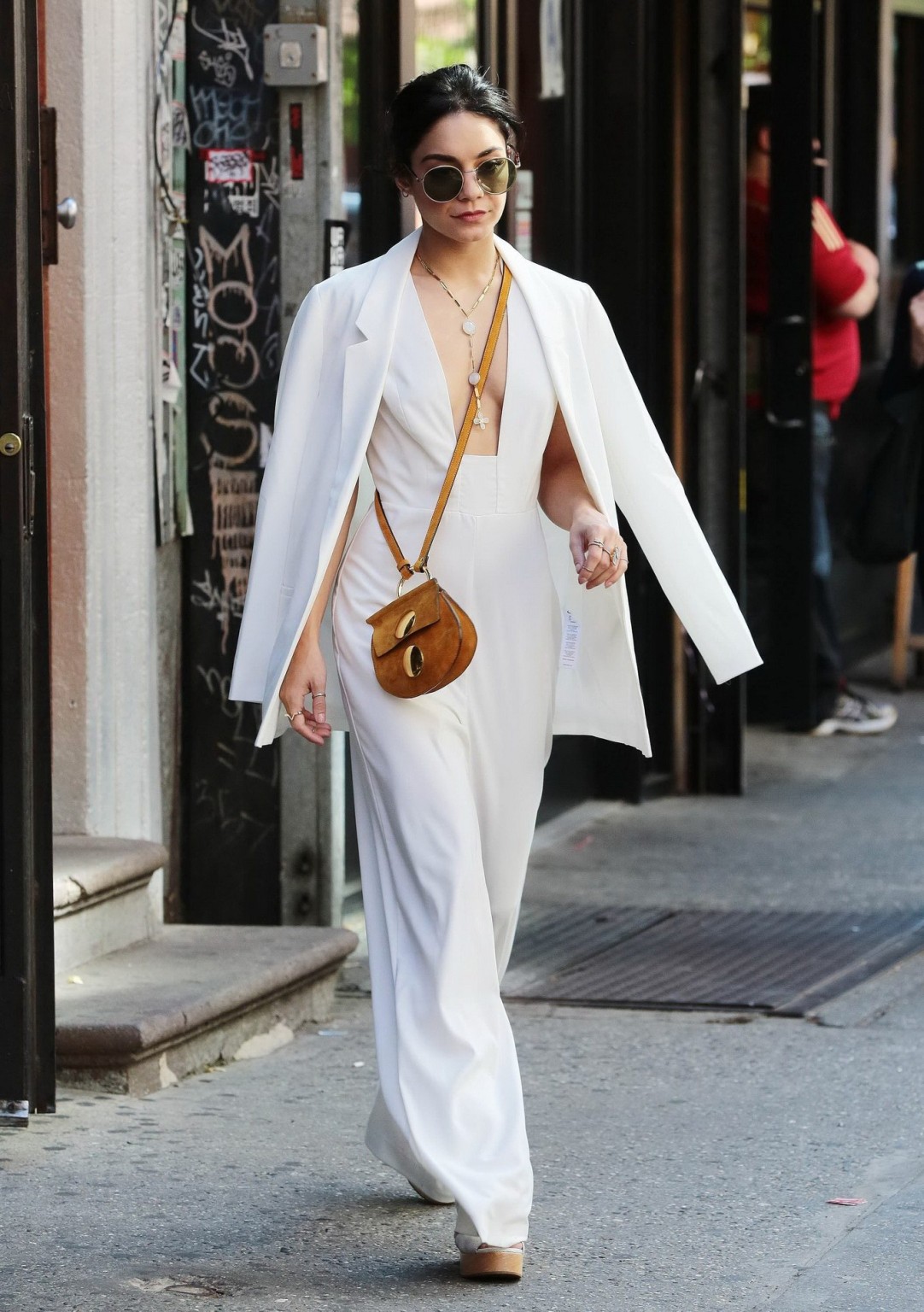 Vanessa Hudgens braless in einem weit geöffneten Jumpsuit beim Verlassen ihrer Wohnung in NYC
 #75163447