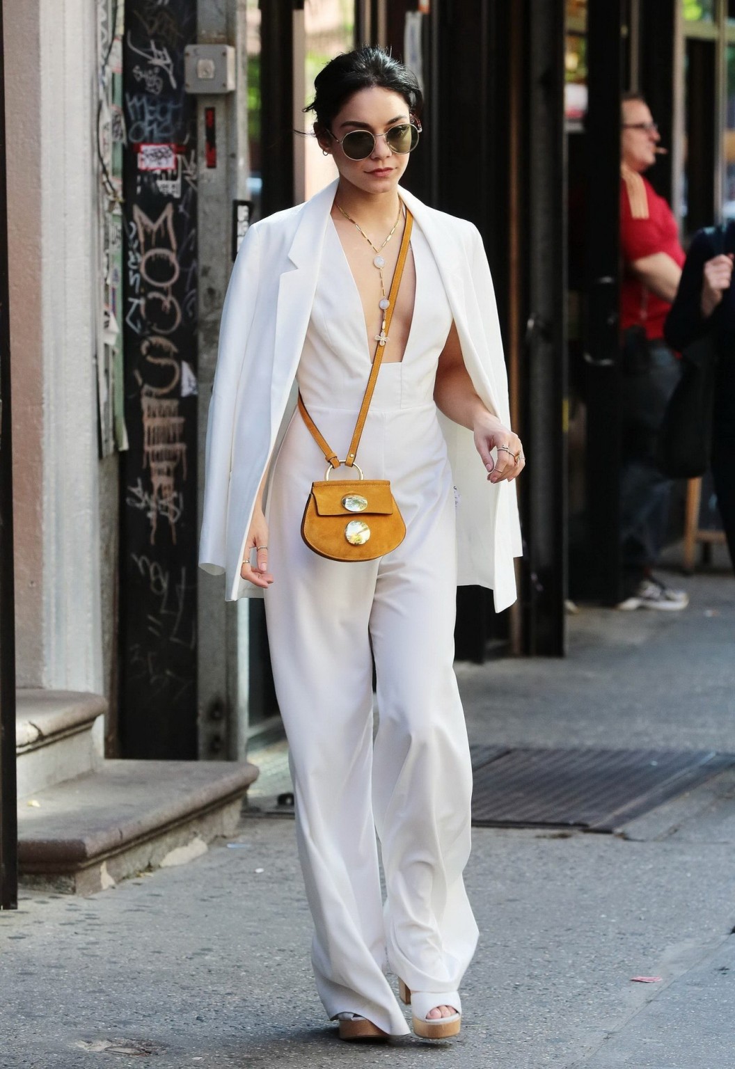 Vanessa Hudgens braless in einem weit geöffneten Jumpsuit beim Verlassen ihrer Wohnung in NYC
 #75163456