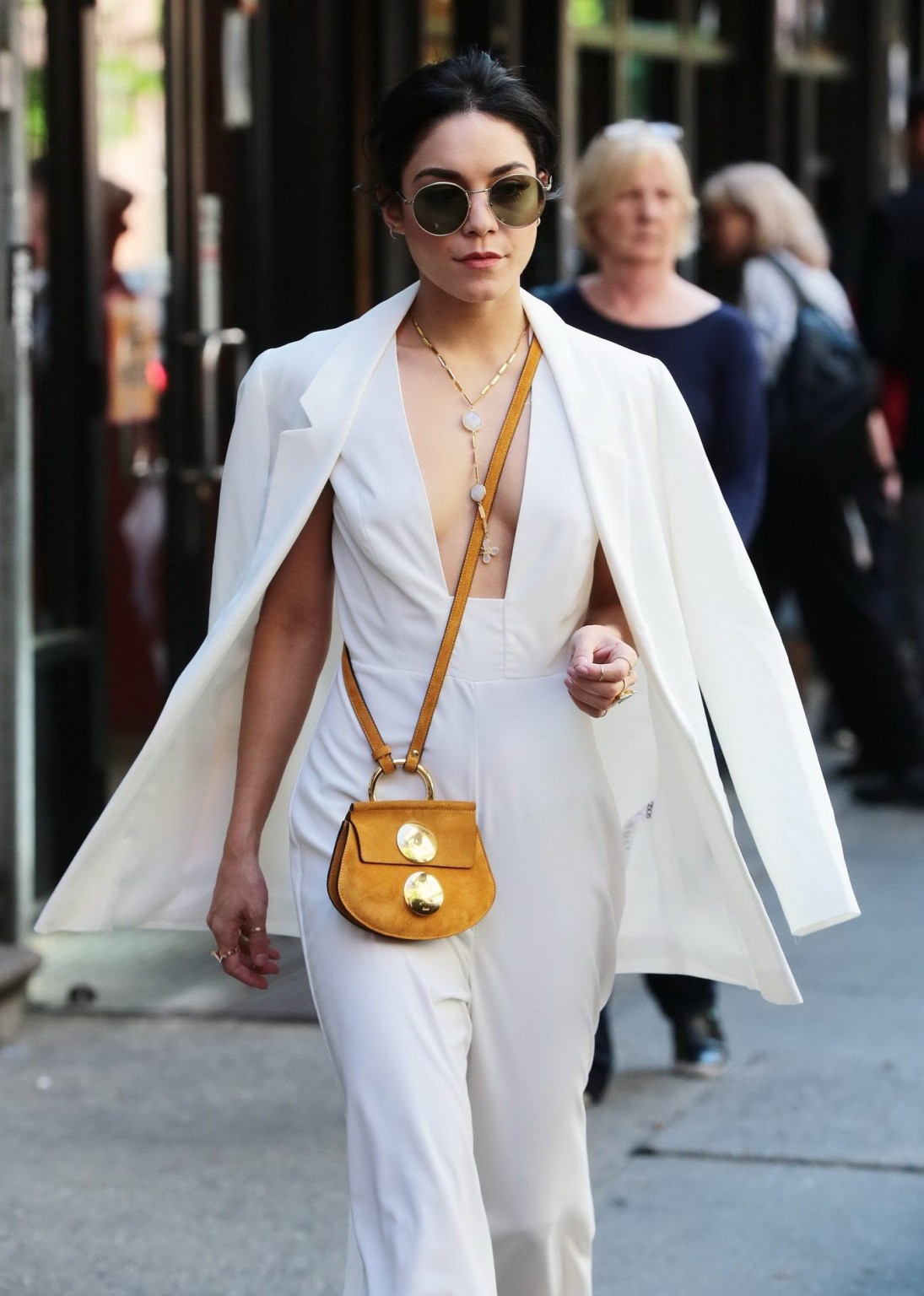 Vanessa Hudgens braless in einem weit geöffneten Jumpsuit beim Verlassen ihrer Wohnung in NYC
 #75163473