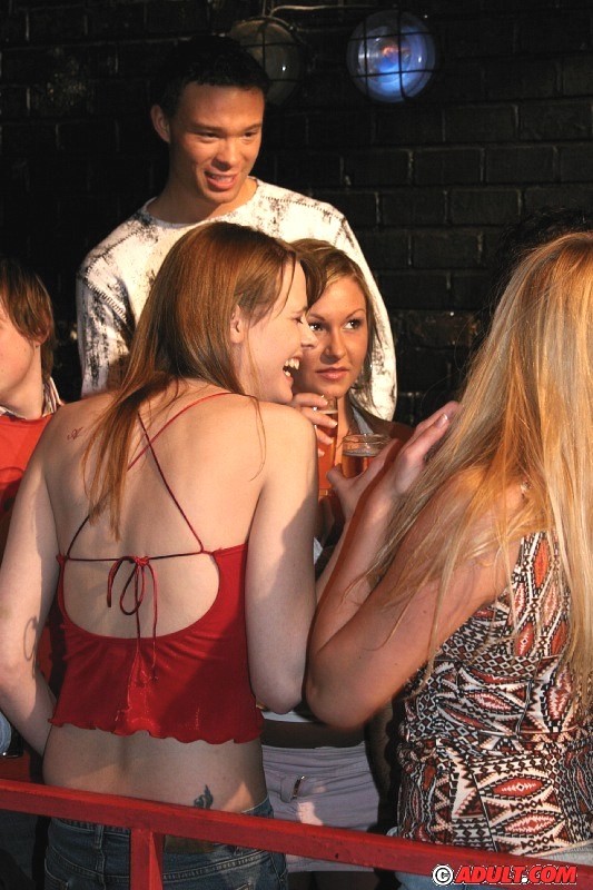 Wilde betrunkene Babes gangbanged in der Öffentlichkeit auf einer dampfenden Hardcore-Party
 #74113843
