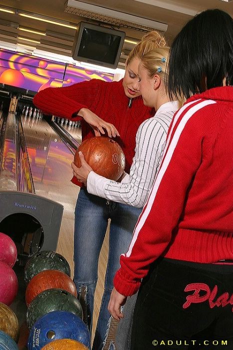 Sexy lesbische Babes strippen und essen Muschi
 #70670147