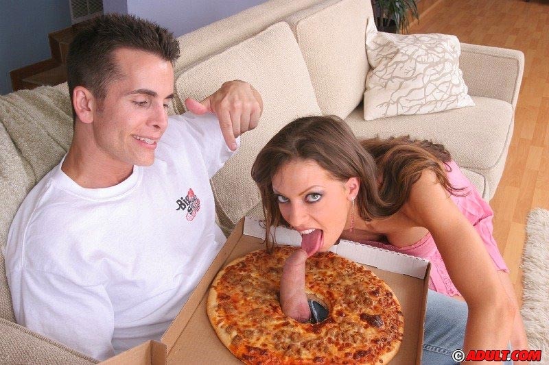Heißes Babe Vanessa bekommt eine große Wurst-Pizza und mehr
 #74547989