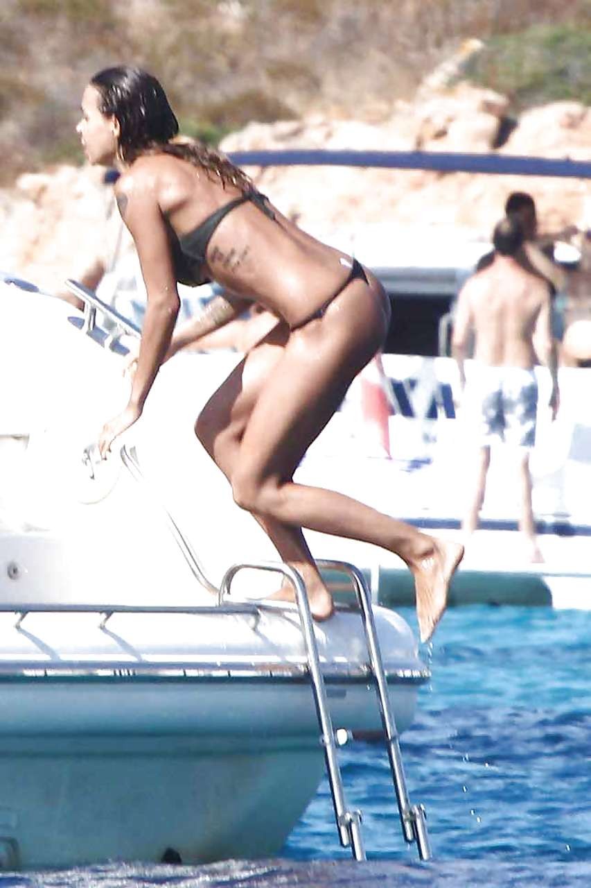 Nina moric montrant son fantastique cul en bikini string sur un yacht et l'écartant 
 #75291653