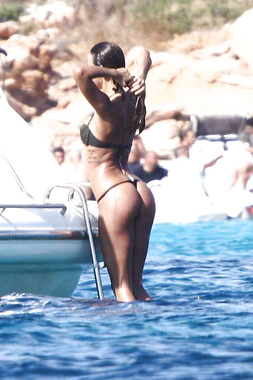 Nina Moric che mostra il suo fantastico culo in perizoma in bikini su uno yacht e che si allarga 
 #75291659