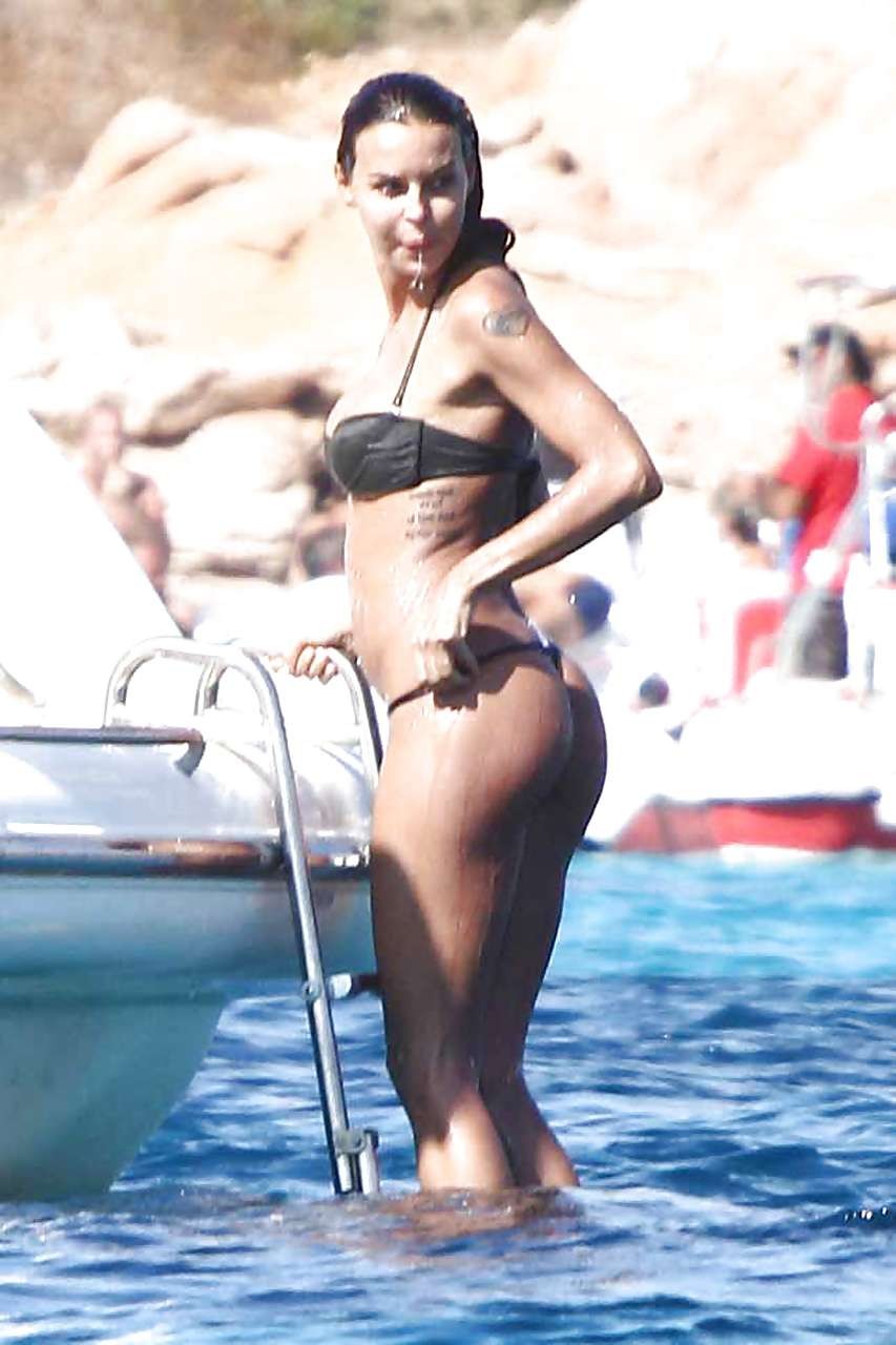 Nina Moric che mostra il suo fantastico culo in perizoma in bikini su uno yacht e che si allarga 
 #75291663