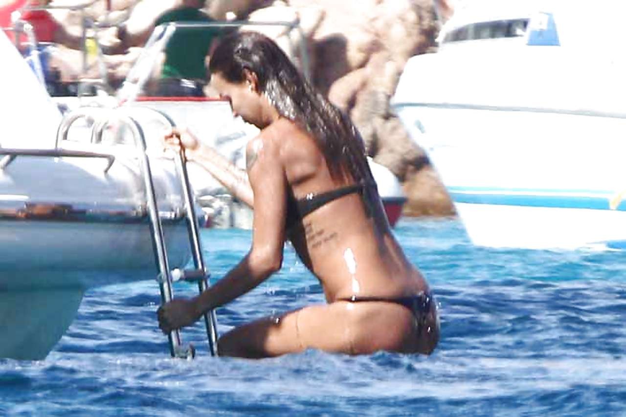 Nina moric montrant son fantastique cul en bikini string sur un yacht et l'écartant 
 #75291673