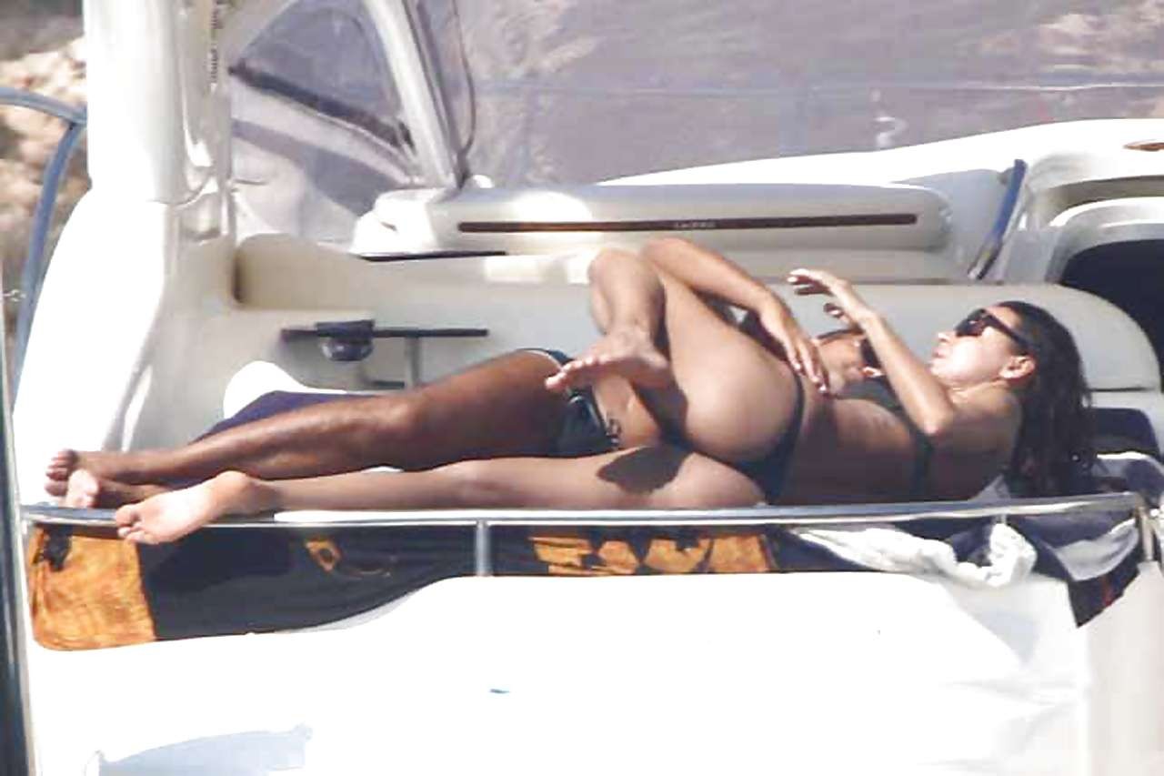 Nina Moric che mostra il suo fantastico culo in perizoma in bikini su uno yacht e che si allarga 
 #75291683