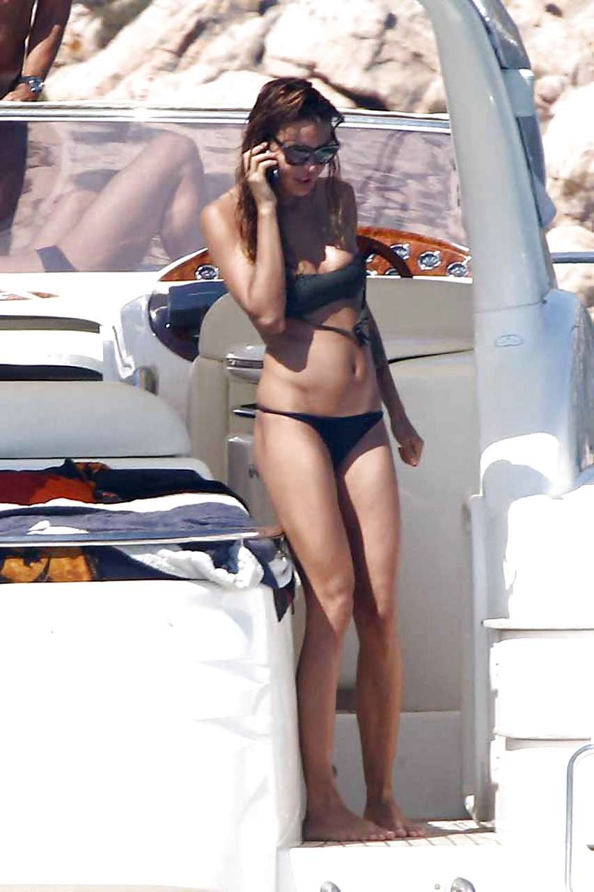 Nina moric montrant son fantastique cul en bikini string sur un yacht et l'écartant 
 #75291697