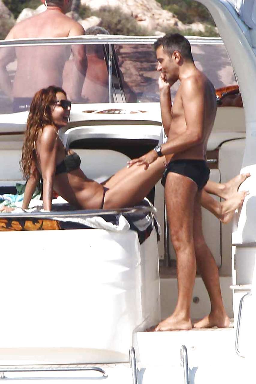 Nina moric montrant son fantastique cul en bikini string sur un yacht et l'écartant 
 #75291713