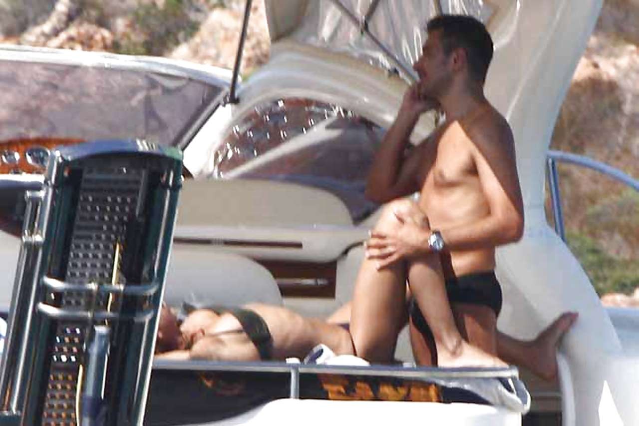 Nina Moric che mostra il suo fantastico culo in perizoma in bikini su uno yacht e che si allarga 
 #75291719