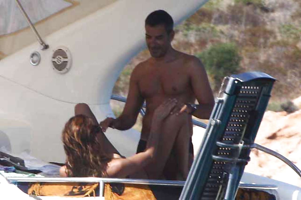Nina moric montrant son fantastique cul en bikini string sur un yacht et l'écartant 
 #75291729