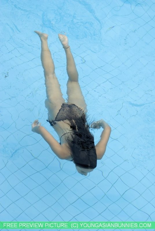 アジアンティーンのセクシーな女の子がプールサイドで裸になってスキニーディップをする
 #73137558