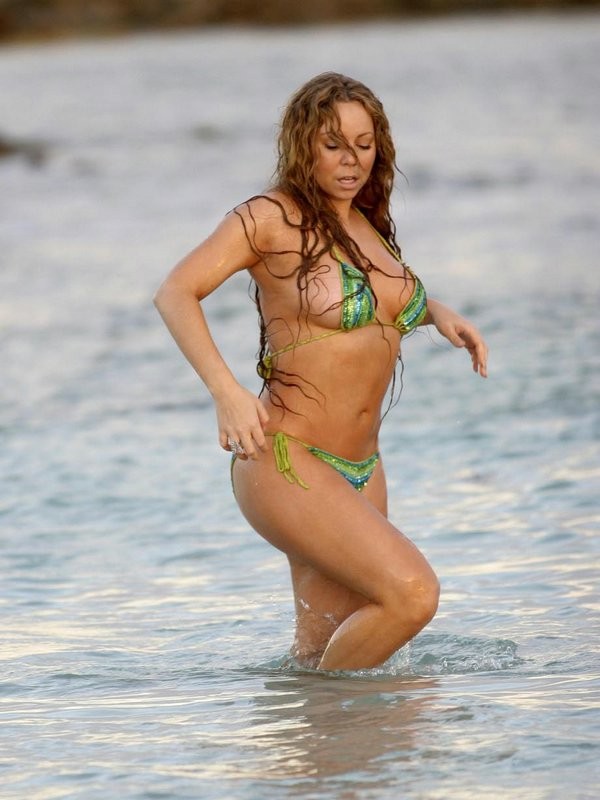 Mariah Carey, une célébrité aux seins gonflés, en bikini sexy.
 #73207147