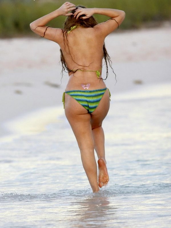 Mariah Carey, une célébrité aux seins gonflés, en bikini sexy.
 #73207175