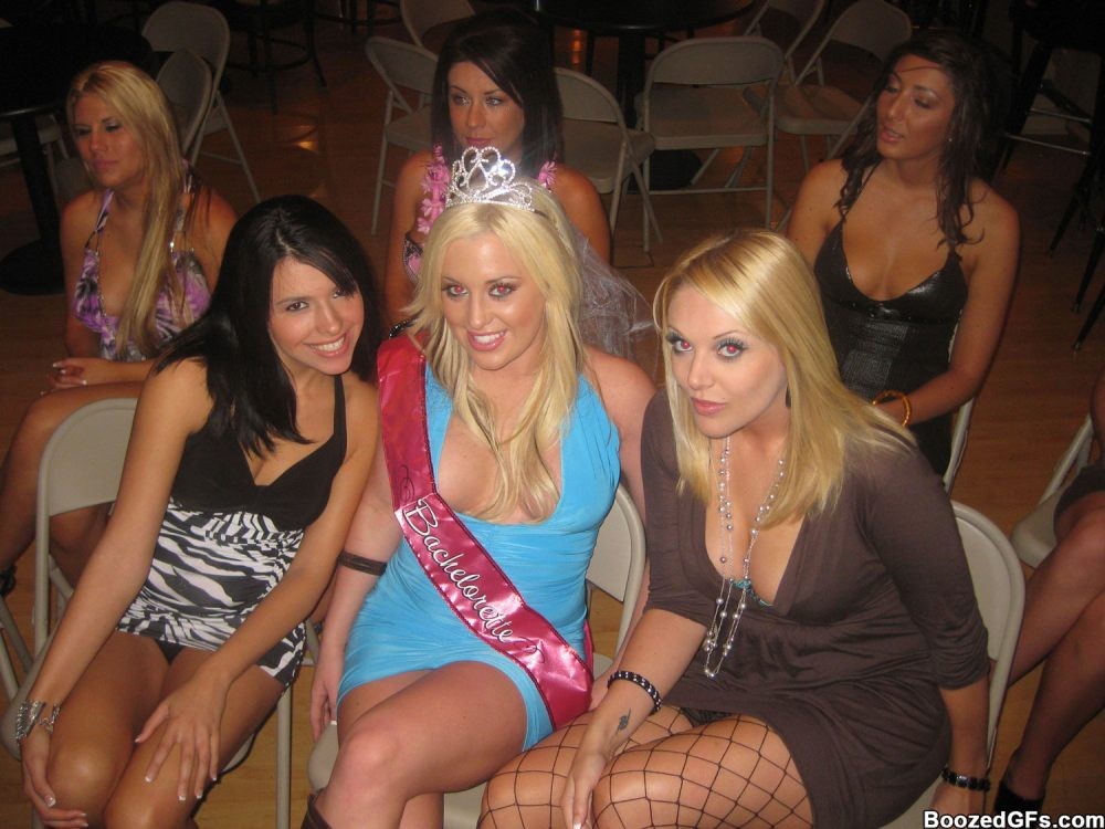 Betrunkene Girlfreinds auf einer Bachorlette-Party
 #75450843