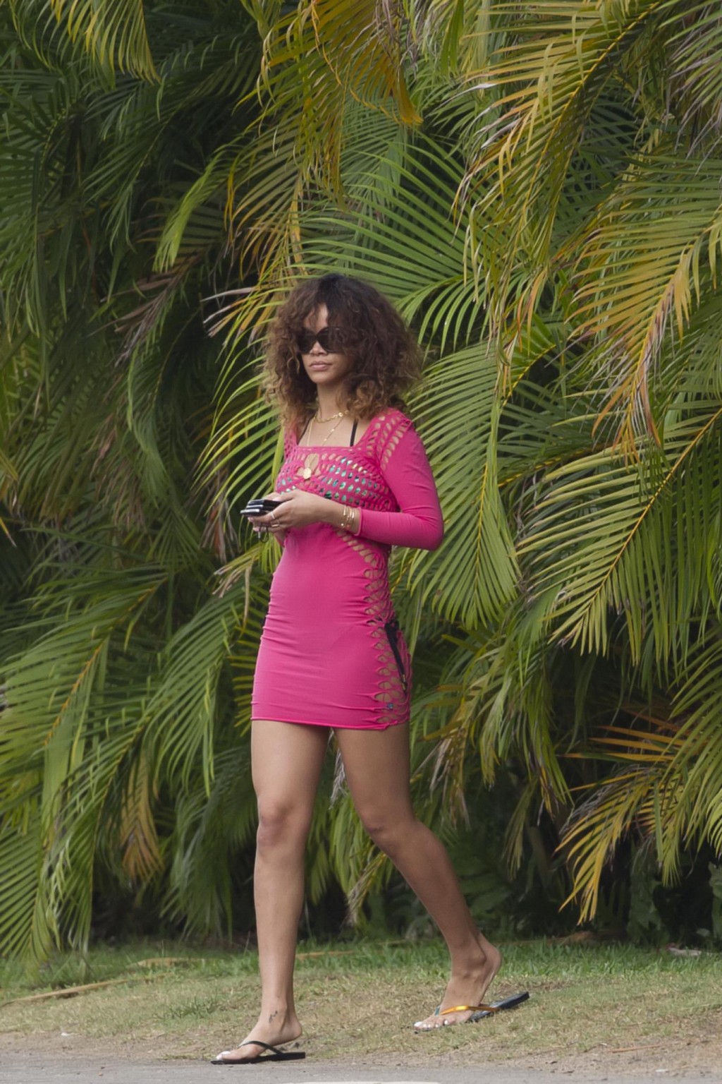 Rihanna im Bikini und durchsichtigem Kleid bei einem Strandspaziergang in Hawaii
 #75276532