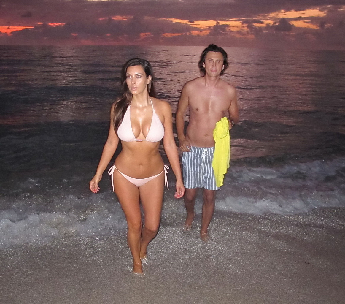 Kim kardashian erwischt bei Nacht Bad in winzigen Fleisch farbigen Bikini am Strand in
 #75249060