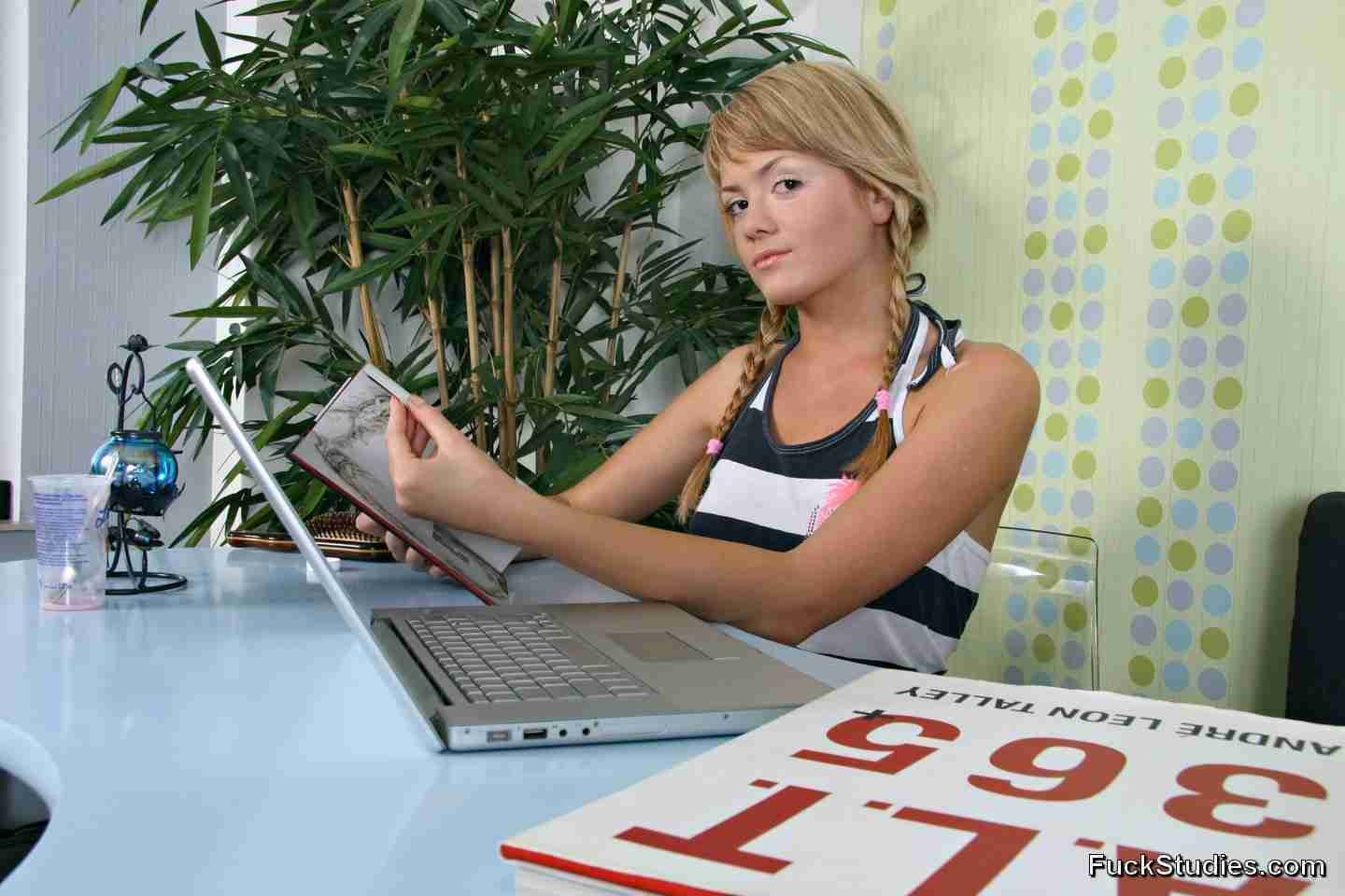 Teenie gefickt von ihrem Tutor
 #74507598