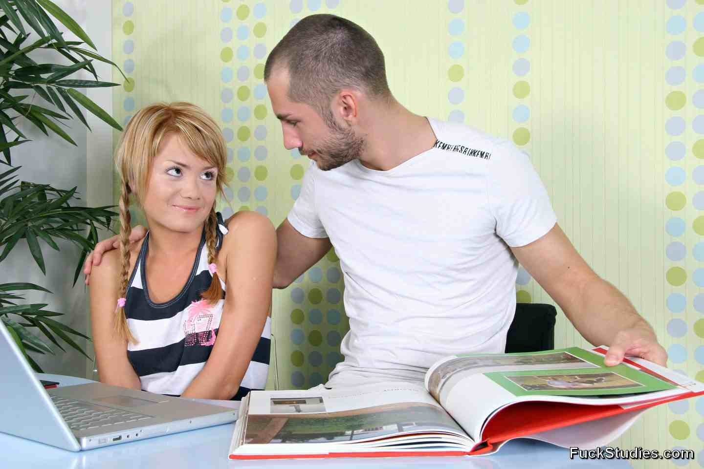 Teenie gefickt von ihrem Tutor
 #74507623