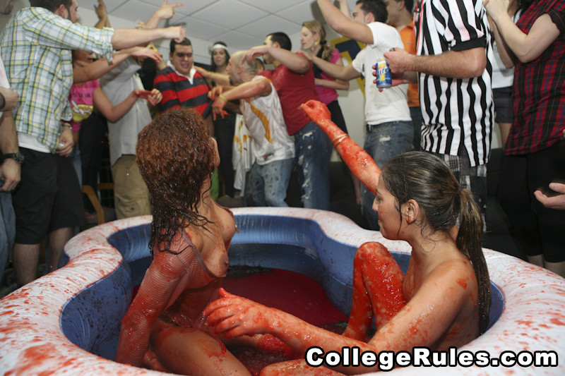 Una universitaria borracha le hace una mamada sin parar a su hombre
 #74570596