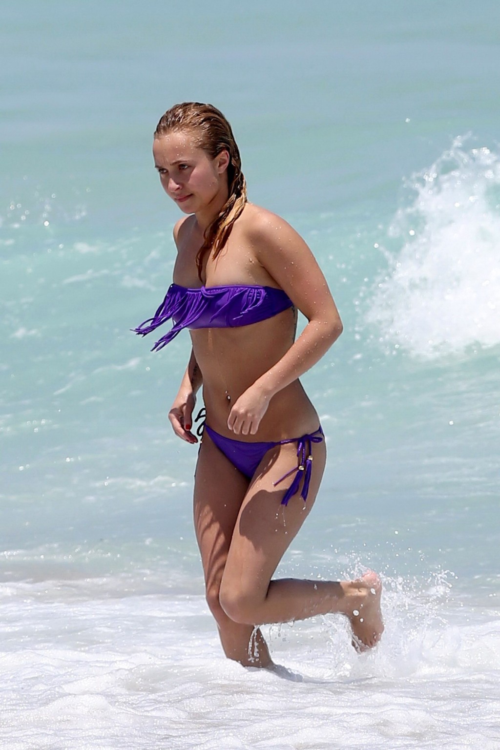 Hayden Panettiere portant un bikini tubulaire violet sur une plage de Miami.
 #75232626