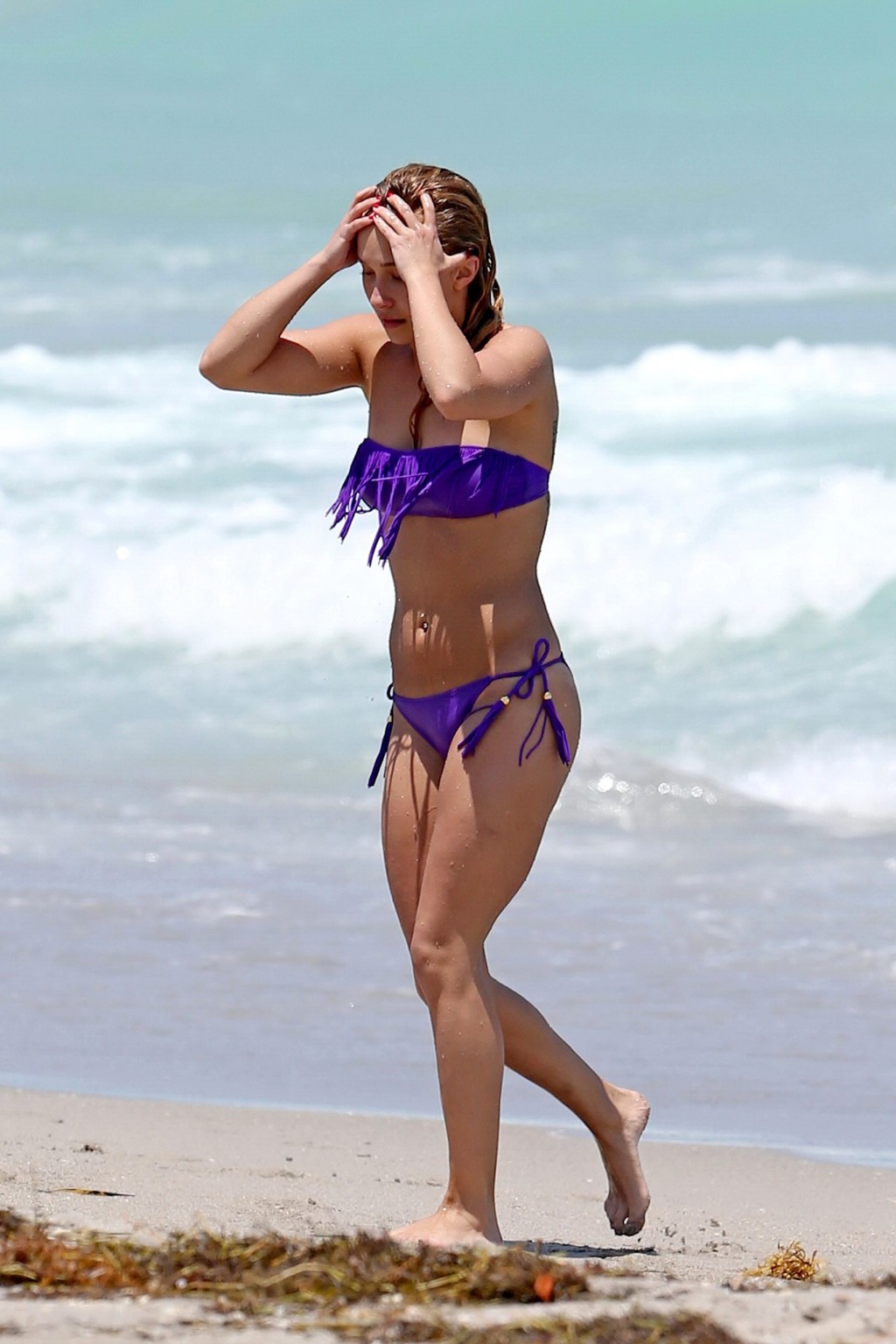 Hayden Panettiere portant un bikini tubulaire violet sur une plage de Miami.
 #75232646