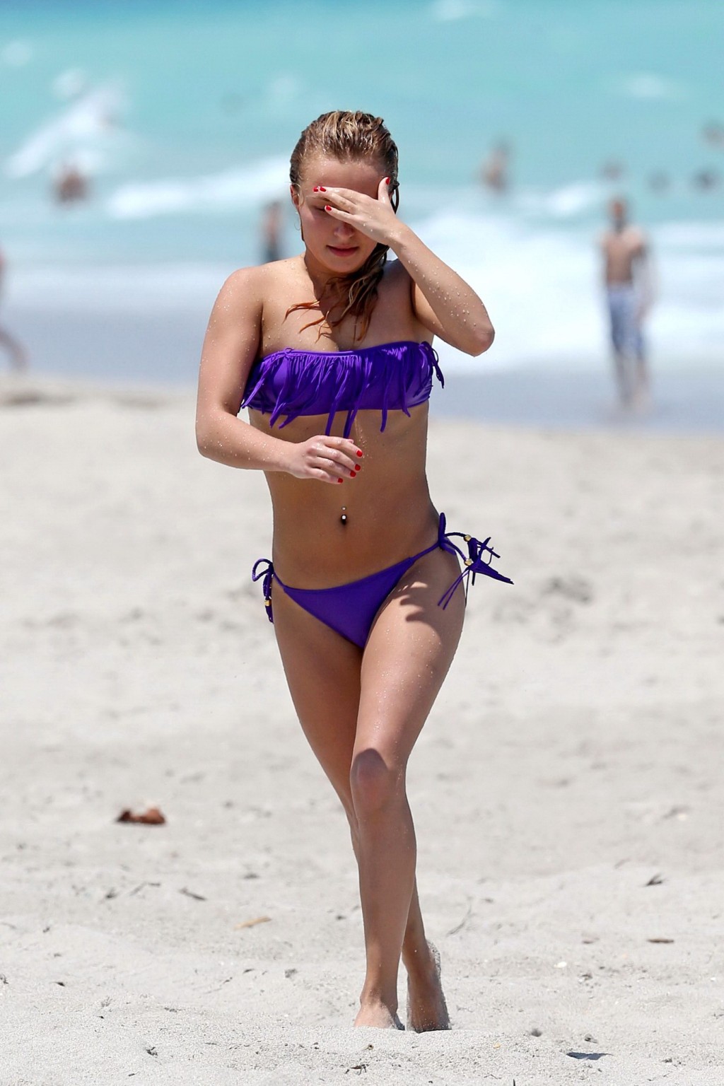 Hayden Panettiere portant un bikini tubulaire violet sur une plage de Miami.
 #75232696