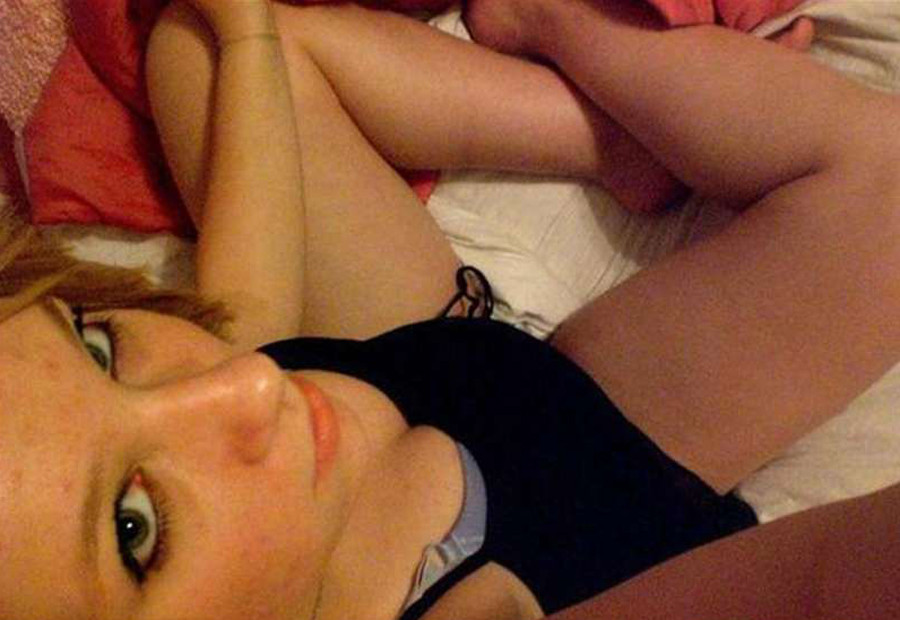Amateur-Selfie-Teenies zeigen ihre Körper
 #77080081