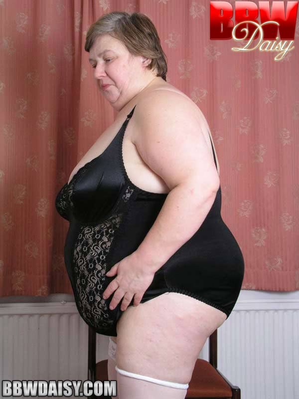 Grosse mamie finlandaise à gros seins qui se penche en avant
 #73293048