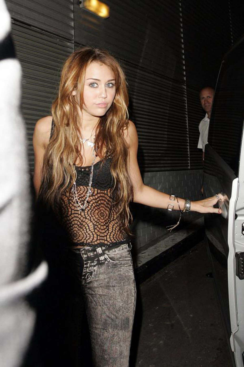 Miley Cyrus exponiendo su cuerpo sexy y sus tetas en una blusa transparente
 #75346322