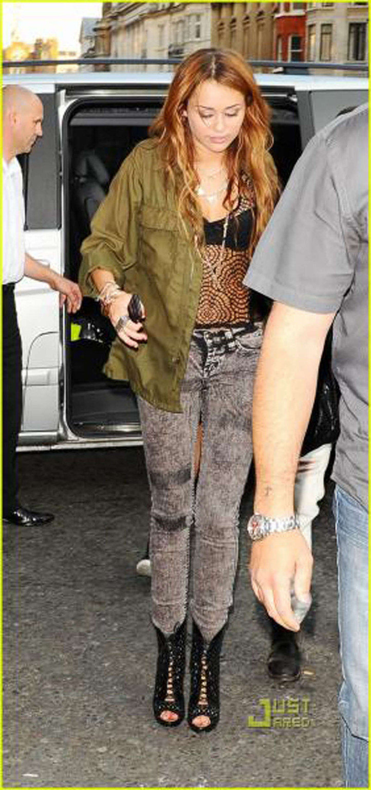 Miley Cyrus exponiendo su cuerpo sexy y sus tetas en una blusa transparente
 #75346396